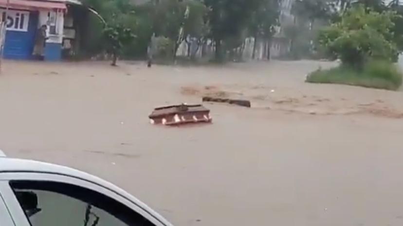 Ataúdes flotan en Veracruz tras paso de Grace