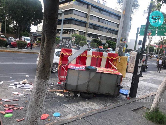 Durante riña en Walmart Reforma dañan carrito de hot dogs y hieren al vendedor