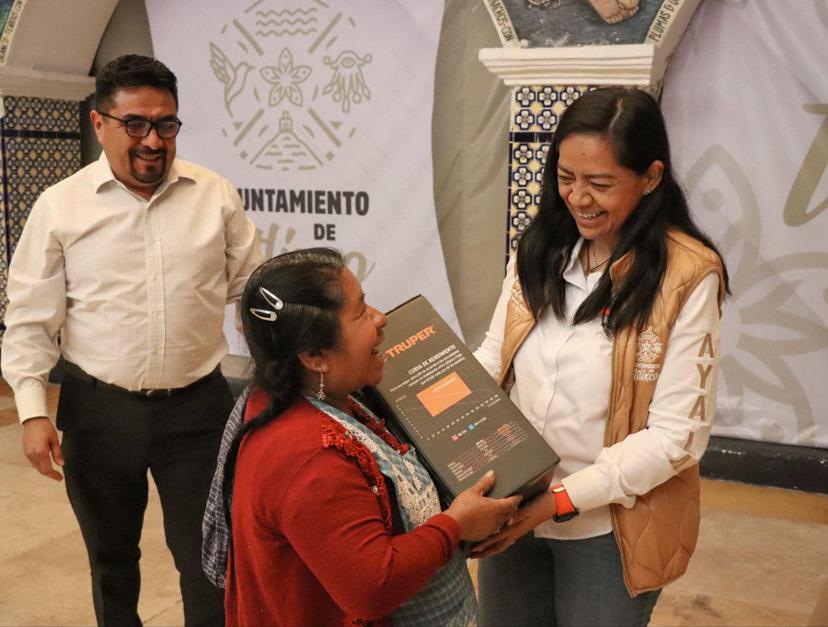 Ariadna Ayala impulsa entrega de apoyos en colonias y juntas auxiliares