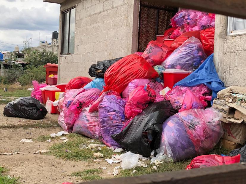 Desechan insumos médicos de Covid-19 en casa de Xonacatepec