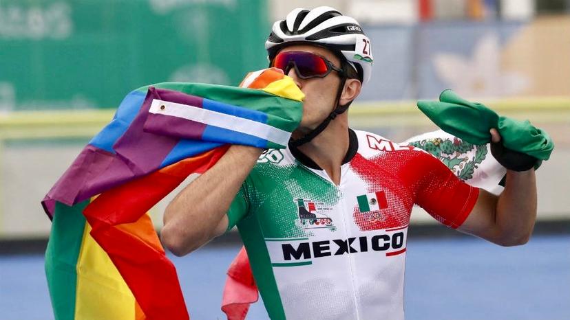 Patinador mexicano gana bronce y ondea la bandera gay en Lima