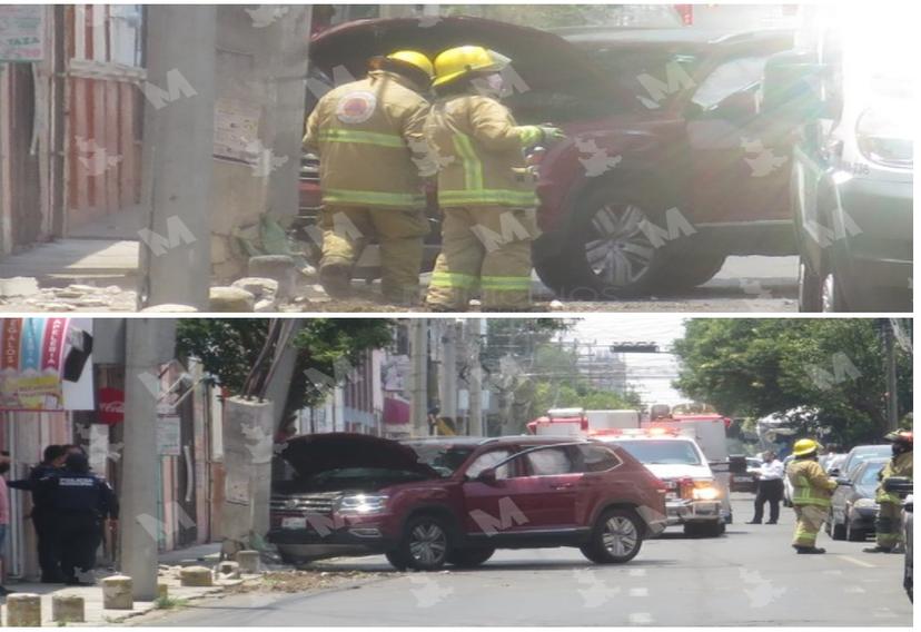 Ebrio estampa Tiguan contra un poste en El Carmen