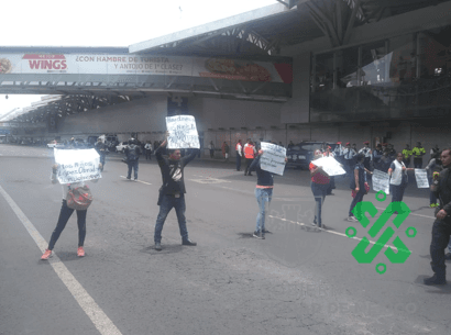 Por falta de medicamentos para el cáncer, padres toman el AICM