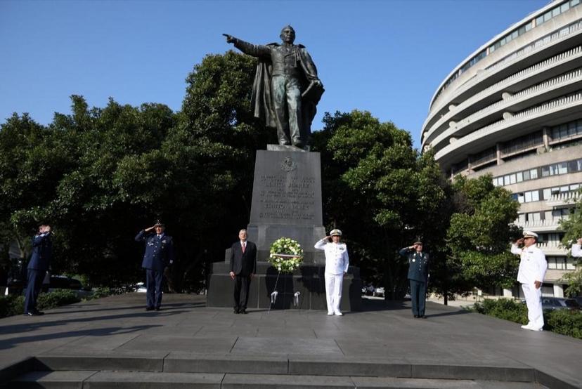 En EU AMLO rinde homenaje a Benito Juárez