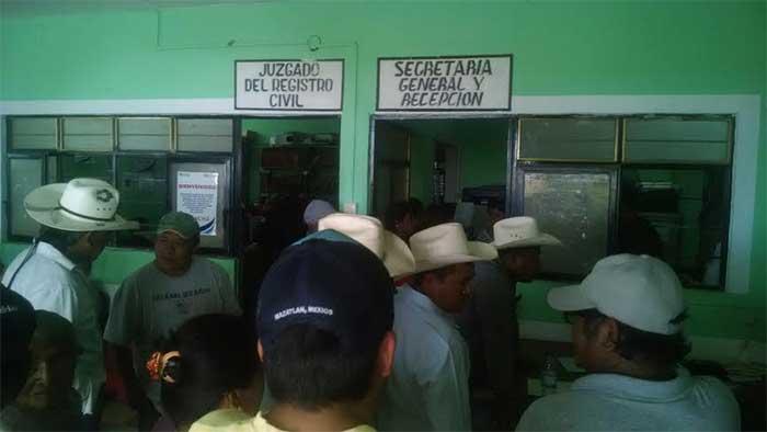 Retienen 8 hrs a edil de Tehuitzingo para aclarar viaje a EU