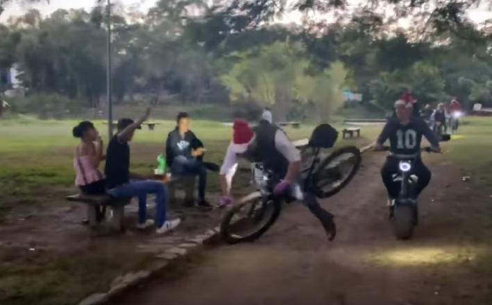 VIDEO En recorrido navideño edil de San Luis Potosí cae de bicicleta