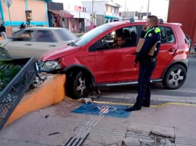 Ebrio, edil auxiliar electo choca su auto en Santiago Acatlán en Tepeaca