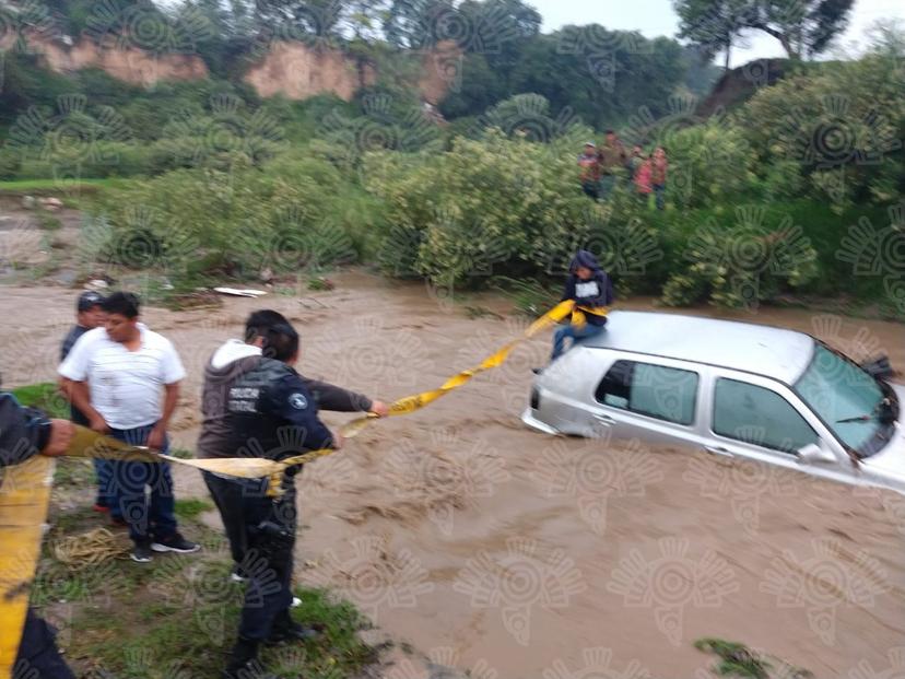 Por tratar de cruzar el río corriente los arrastra en Xonacatepec