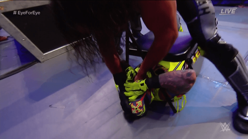 VIDEO Seth Rollins le saca un ojo a Rey Misterio en la WWE