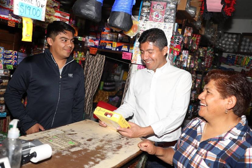 Eduardo Rivera se placea en tianguis de Huejotzingo para promocionar a Puebla