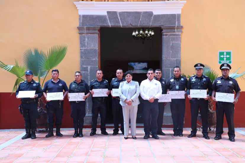 Entrega Pérez Popoca incentivos económicos a policías