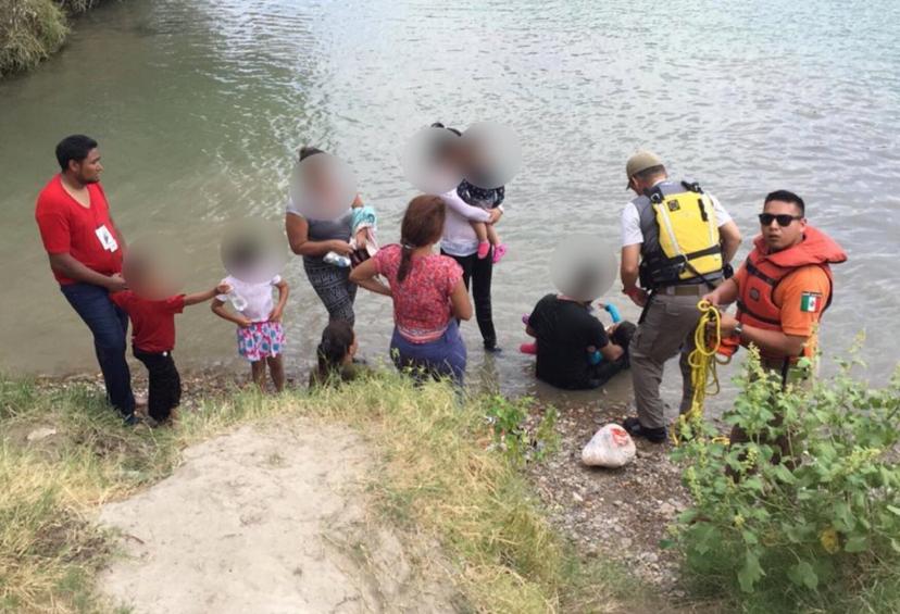 Rescatan a migrantes del Río Bravo; había cinco niños