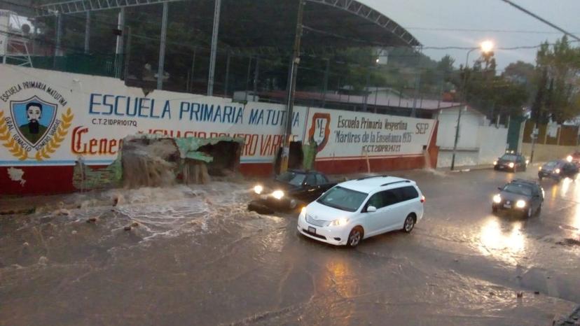 VIDEO Lluvia colapsa bardas, drenaje e inunda a los poblanos