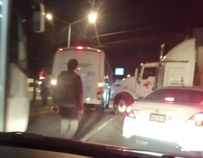 Chocan tráiler y unidad de RUTA frente a Plaza Centro Sur