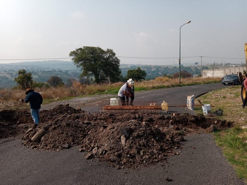 Ejidatarios bloquean con barda acceso a fraccionamiento de Puebla