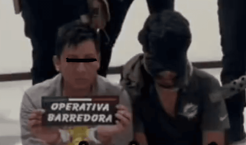 VIDEO Con el Tiburón de rodillas, grupo armado amenaza a mandos policíacos de Puebla