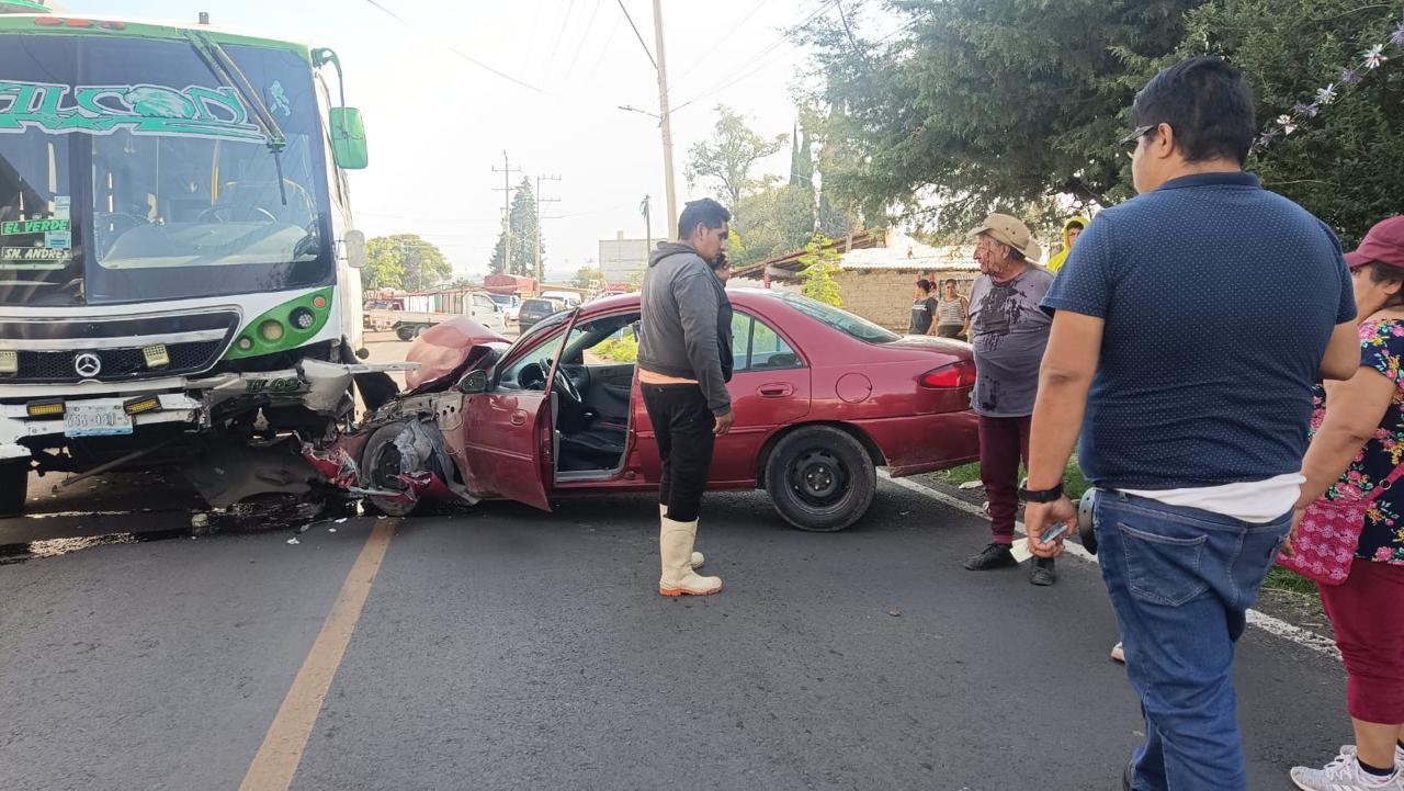 Choque con unidad del transporte público deja lesionados en El Verde