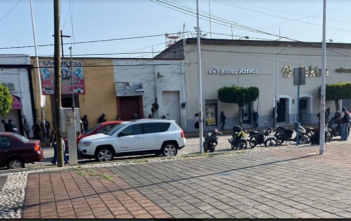 Elektra de Huejotzingo no cumple sana distancia en entrega de Créditos a la Palabra