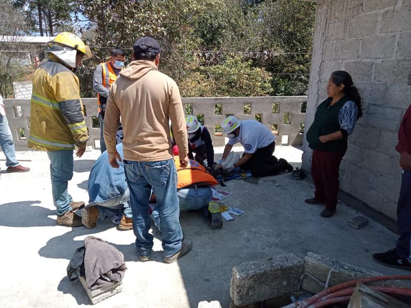 Joven se quema pies y manos tras recibir descarga eléctrica en Huauchinango