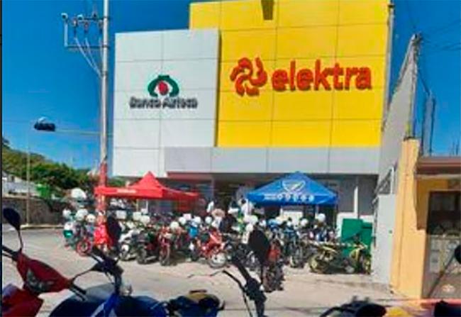Vecinos de Izúcar se quejan de escándalo de tienda Elektra  