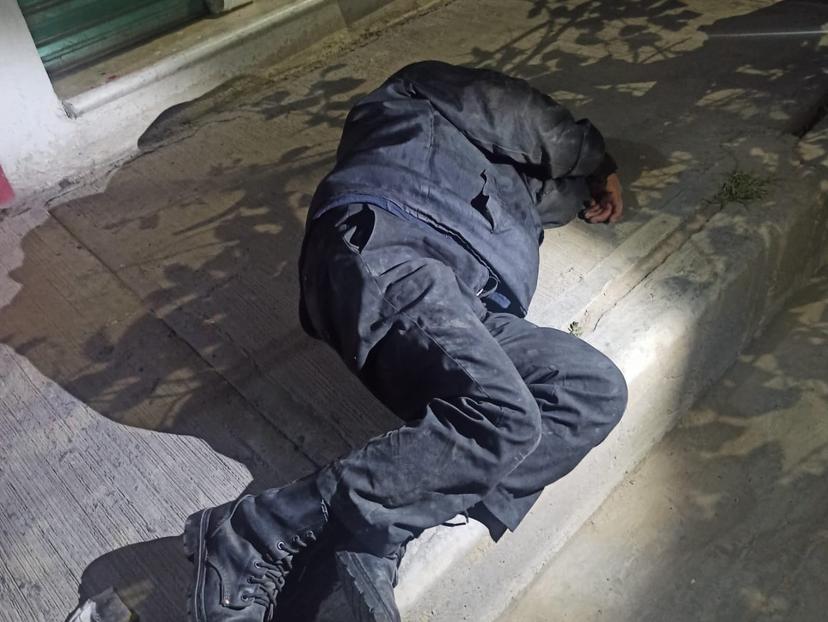 Vigilante de barrio se duerme en calle de Tehuacán y lo queman en redes