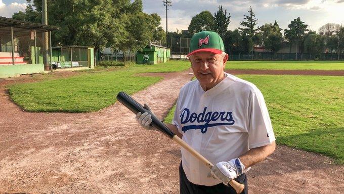 AMLO twitea previo al quinto juego de la Serie Mundial de Beisbol