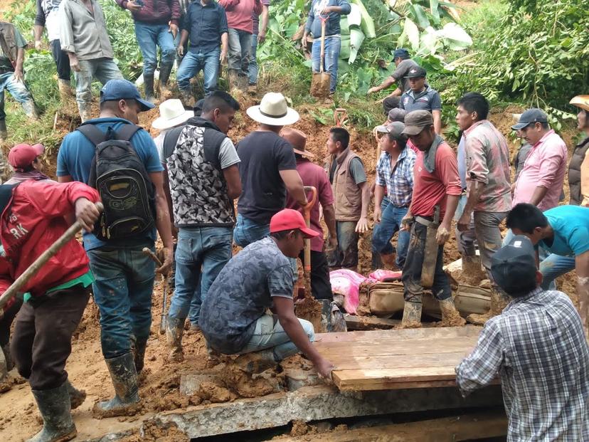 Dan último adiós a hermanos sepultados por alud en Eloxochitlán 