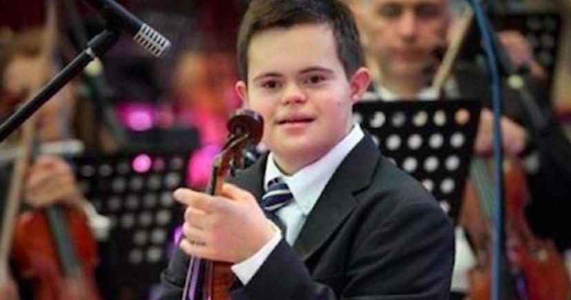 Tiene síndrome de down, habla 4 idiomas, es violinista y da conferencias