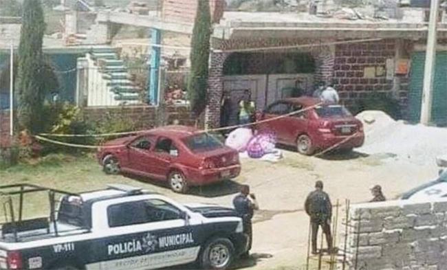 Hallan encobijado afuera del panteón de Xochimehuacan, en Puebla