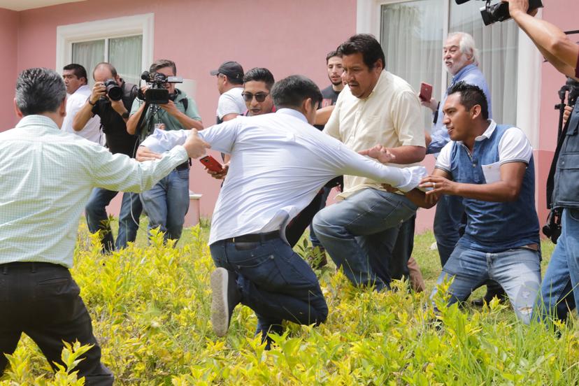 Se enfrentan morenistas y panistas en búnker de AN