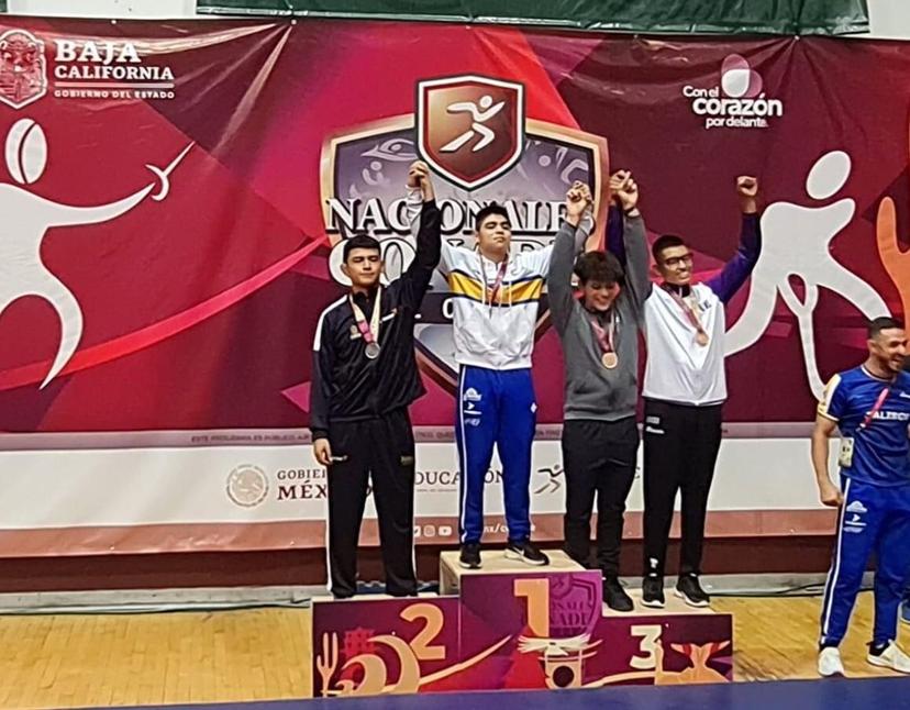 Presea de bronce en Luchas asociadas para el poblano Enrique Judath