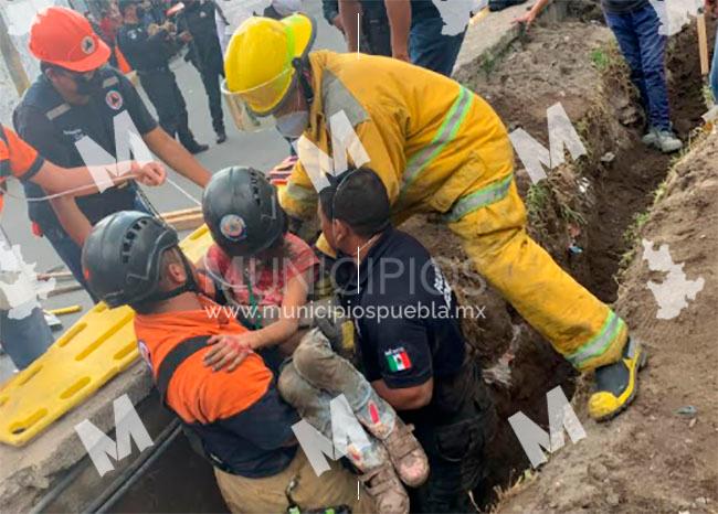 VIDEO Abuelito y niña quedan atrapados por alud de tierra en Puebla capital