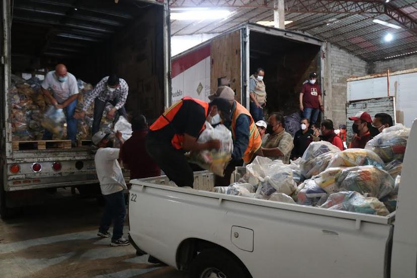 Lleva SEDIF víveres, colchonetas y láminas a damnificados de Xicotepec