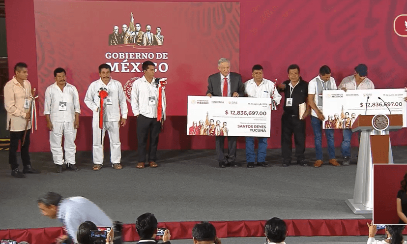 Entrega AMLO recursos económicos recabados en subasta