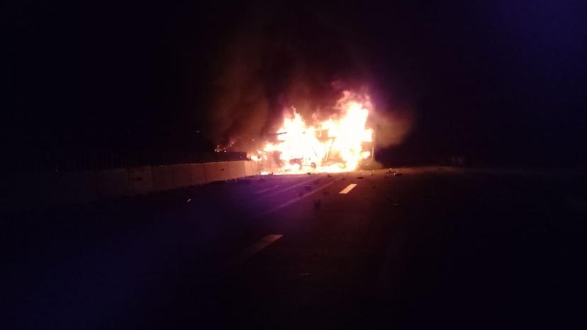 VIDEO Cierran la México-Puebla por incendio de nodriza