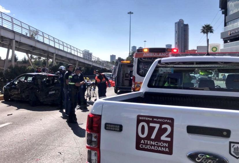 Fuerte accidente vial se registra en Vía Atlixcáyotl altura de La Vista