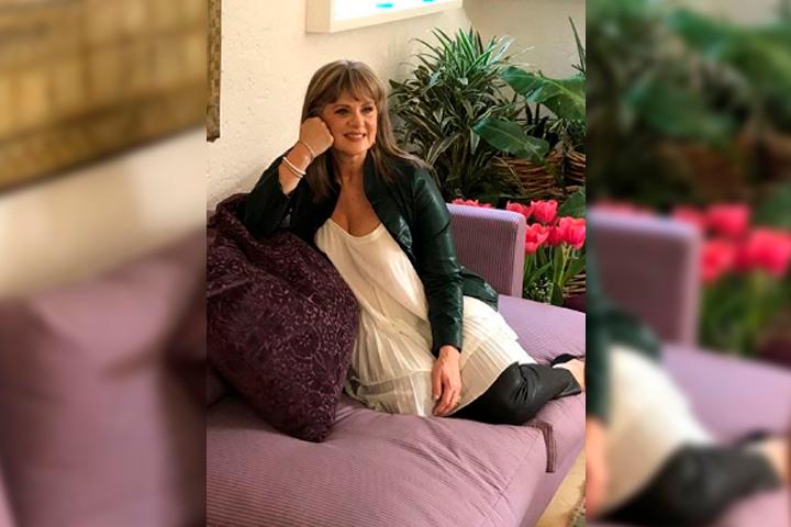 En ropa interior y con coquetas medias, Erika Buenfil enloquece a todos