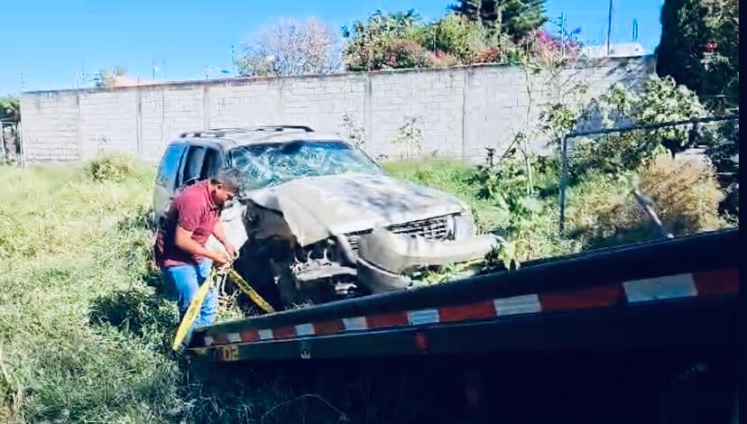 Camioneta derriba postes en Atlixco y varias colonias se queda sin luz