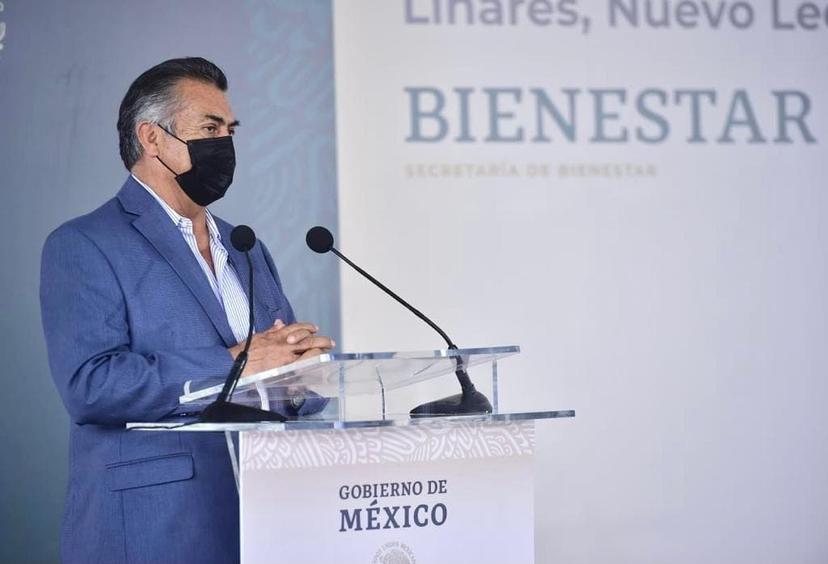 Critica “El Bronco” que servidores de la nación participen en plan de vacunación