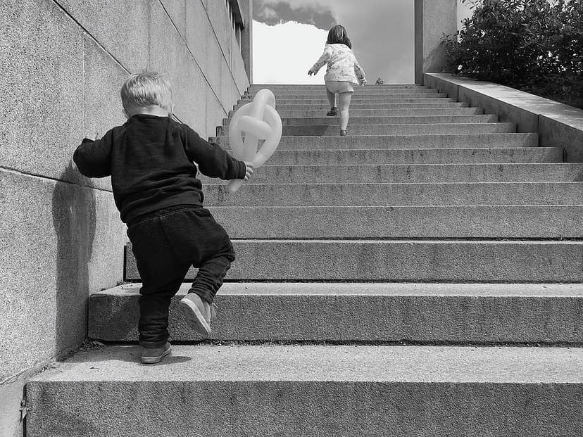 Niña lanza a Milagro de 4 años por la escalera y muere en Puebla