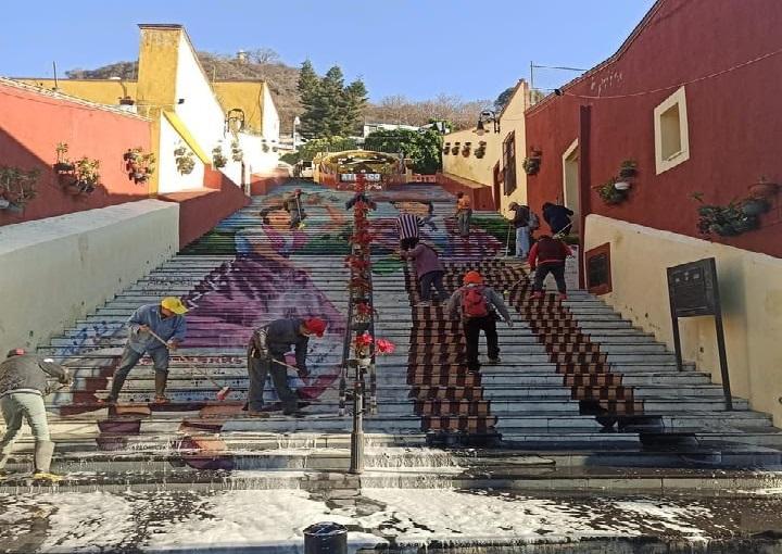 Reciben 2022 con el Mural Gigante de Atlixco rechinando de limpio