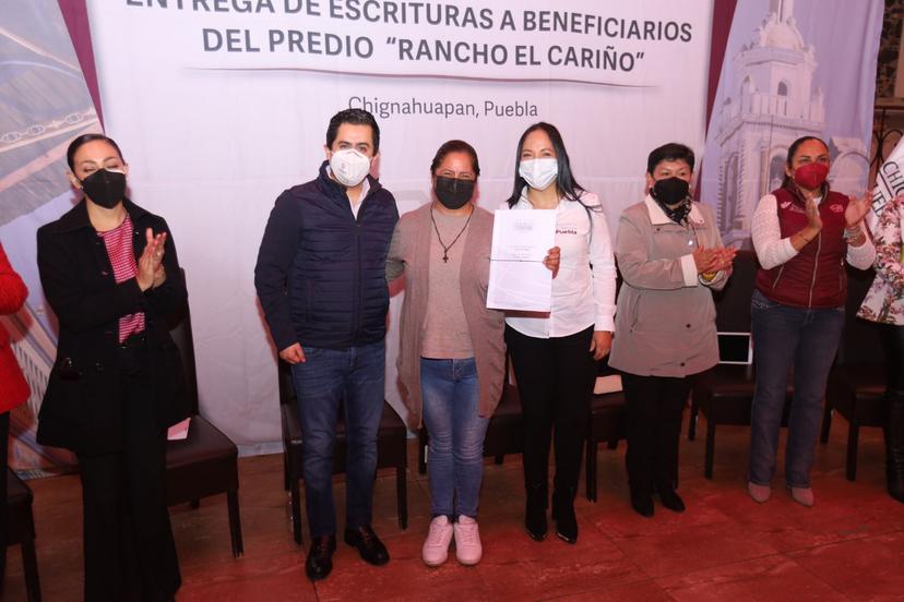 Lorenzo Rivera  y Bienestar entregan escrituras de Rancho El Cariño