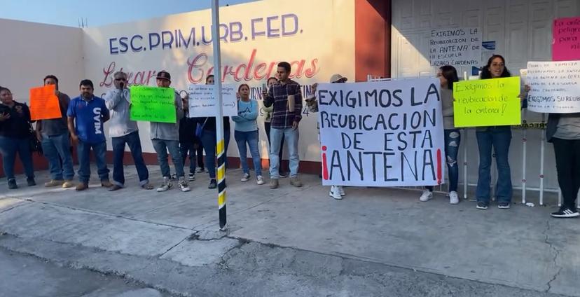 Padres de familia en Chietla se oponen a la colocación de una antena de internet