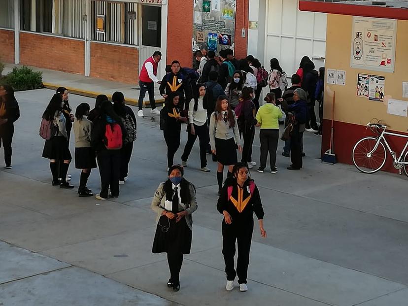 En escuelas de Texmelucan regresan a decenas de estudiantes con gripa