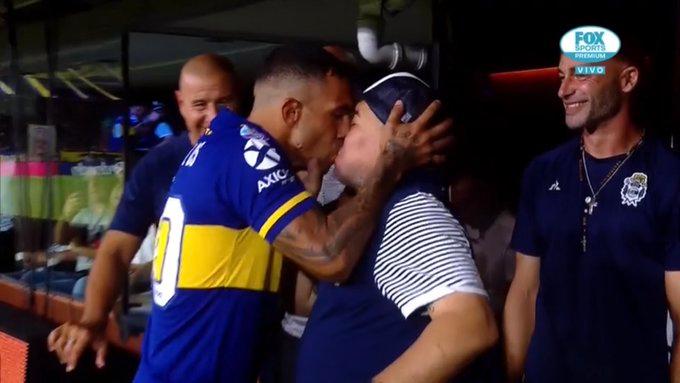 VIDEO Se dan tremendo beso Maradona y Tevez