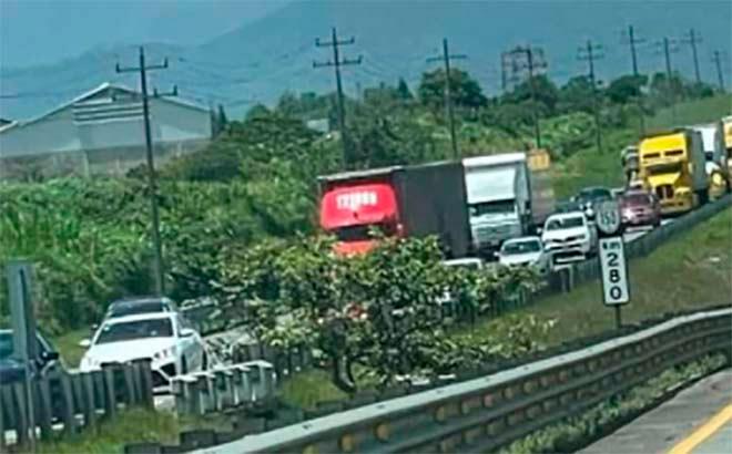 Asaltan a decenas de transportistas en la autopista Puebla-Orizaba