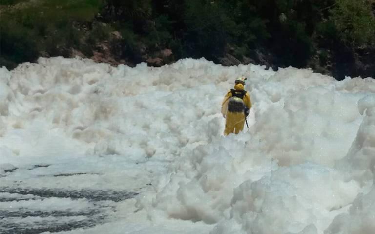 Espuma de desechos de Valsequillo se traga a joven
