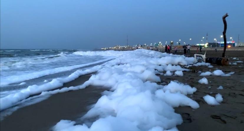 Clausuran playas de Coatzacoalcos al aparecer misteriosa espuma marina