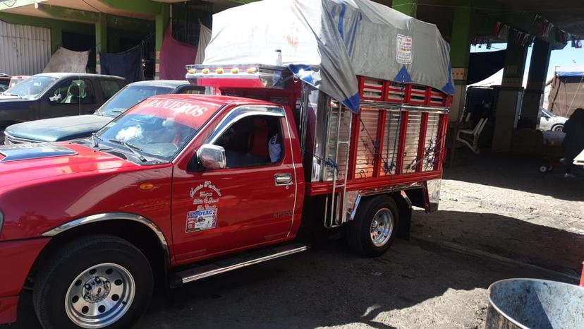 A punta de pistola roban camioneta en Tecamachalco