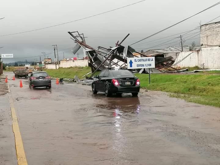 Fuerte lluvia tira postes y espectacular en Chignahuapan